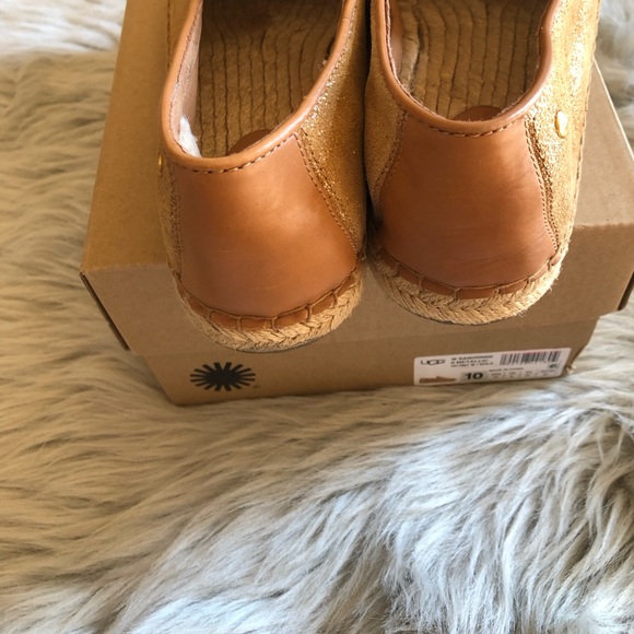 UGG NIB W Sandrine II Metallic W/ Gold sz 10 - Picture 5 of 8
